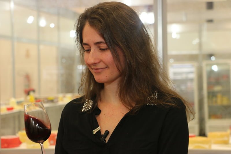 A servidora da Epamig, Isabela Peregrino, está à frente dos cursos de vinho (Crédito: Divulgação/Epamig)